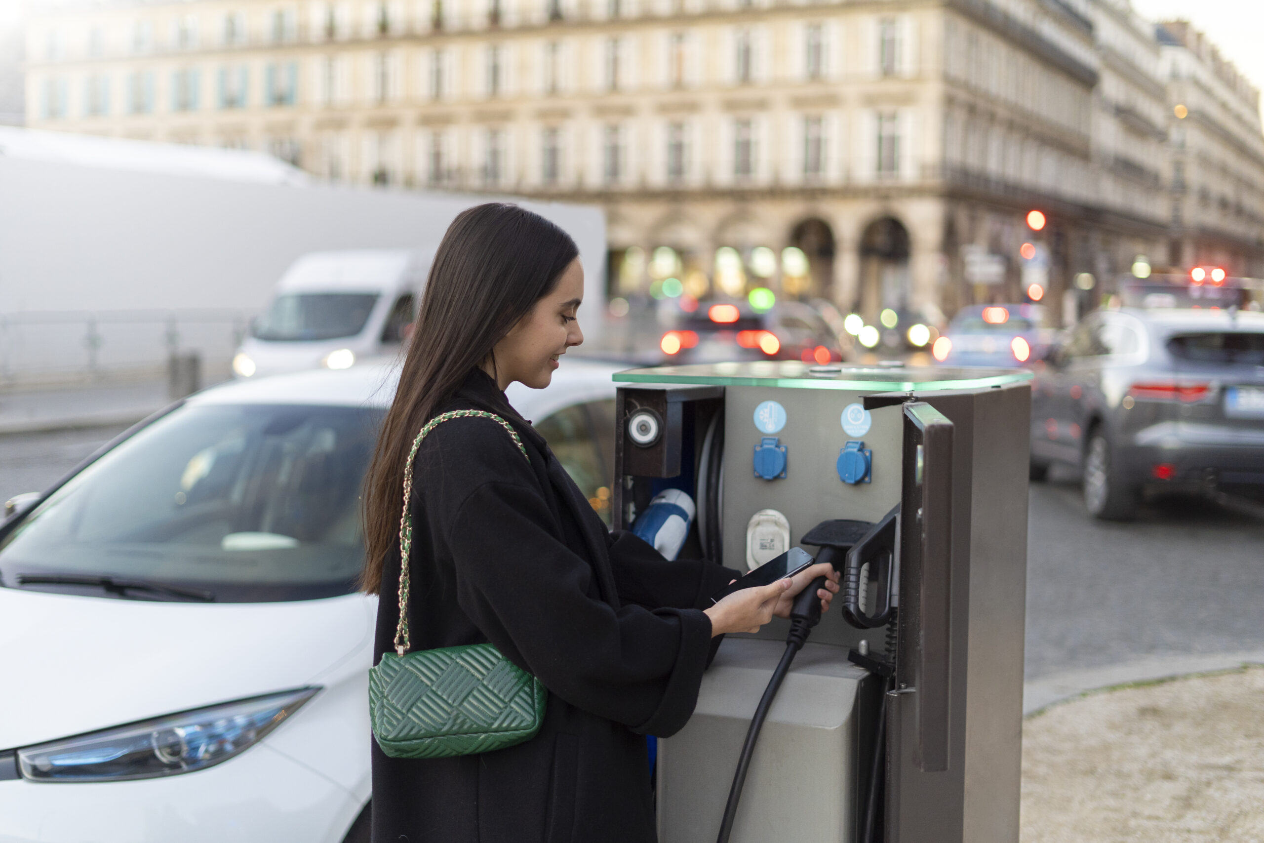 A crescente adoção de veículos elétricos no Brasil está levantando debates importantes sobre infraestrutura de recarga, incentivos governamentais e impactos ambientais.